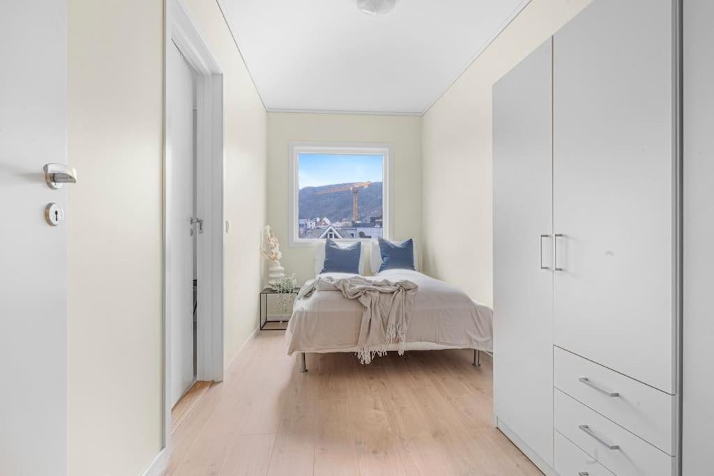 New! Huge Modern Apartment! Fit For Two Families! Bergen Extérieur photo