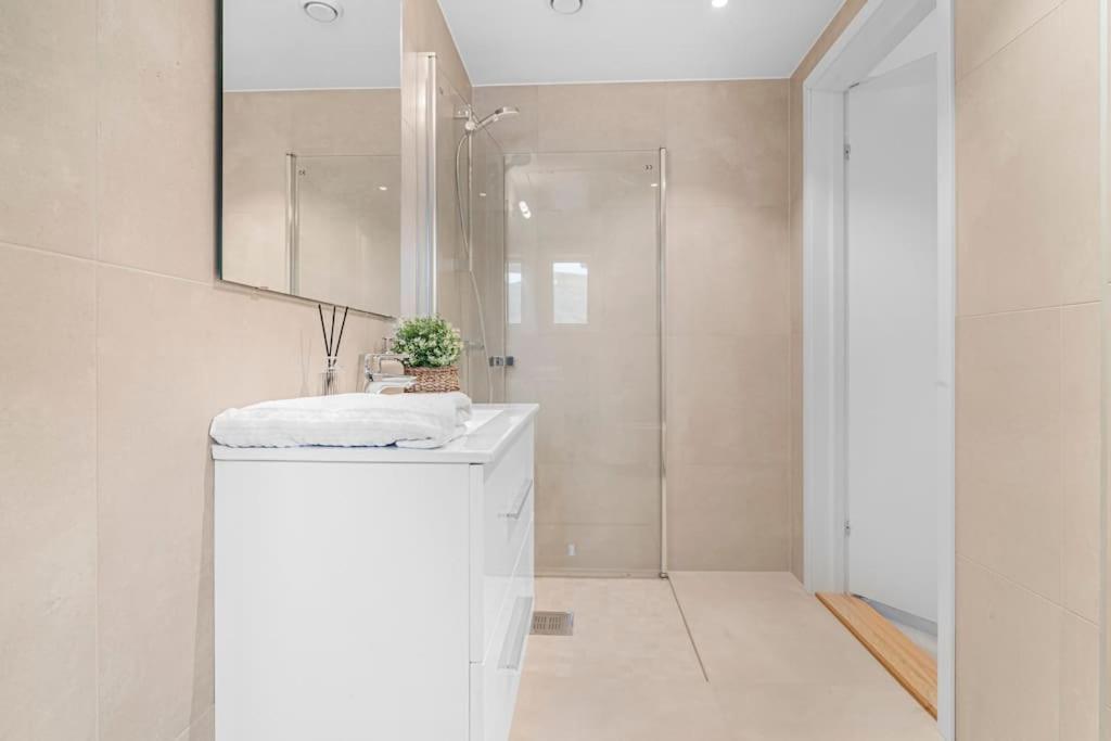 New! Huge Modern Apartment! Fit For Two Families! Bergen Extérieur photo